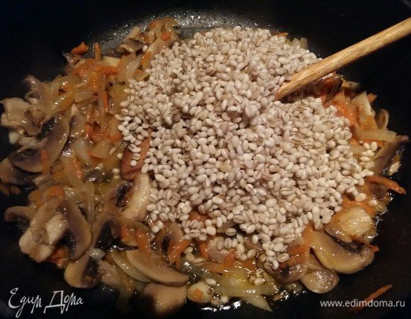 С перловки слить воду, добавить ее к овощам с грибами, еще немножко посолить, перемешать и снять с огня. 