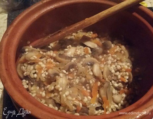 Переложить все в горшочек, залить водой в пропорции 1ст. крупы на 2ст. воды. Закрыть крышкой, если нет крышки — фольгой. Поставить в разогретую духовку на 1 час томиться. Через 45 минут достать из духовки, снять пробу, понять, насколько готово наше кушанье, посмотреть, как каша впитала в себя воду, подлить немного воды при необходимости и убрать в духовку томиться до готовности. 
