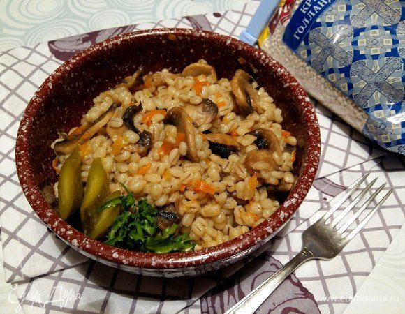 Подать с маринованными огурчиками. Рассыпчатая каша, вкусная и полезная.