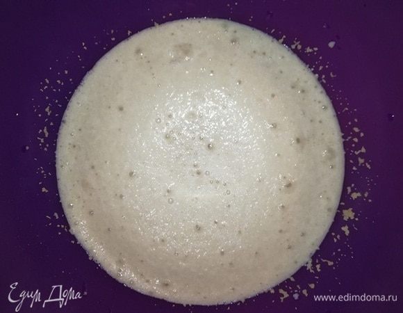 В теплую воду добавить 1 ч. л. сахара и дрожжи. Оставить подходить дрожжи на 10 минут.