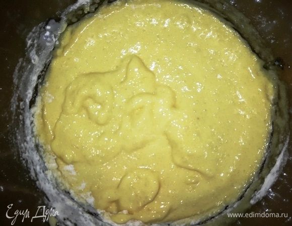 В кухонном комбайне взбить отваренный рис ТМ «Националь» с яйцом, оставшимся сахаром. Добавить 1 стакан муки, еще раз взбить. Получится тягучая консистенция.