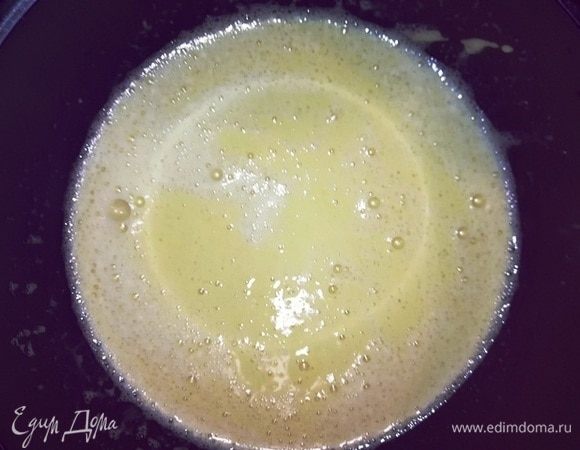 Переложить полученную массу в миску и добавить дрожжевую смесь. Хорошо перемешать. Тесто станет по консистенции, как на блины.