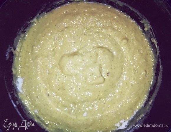 Добавить к тесту оставшиеся 0,5 стакана муки. Тесто должно получиться чуть гуще, чем на оладьи. Если необходимо, добавьте еще муки, но не перестарайтесь, тесто должно быть воздушным. Накройте миску и оставьте в тепле на 30 минут.