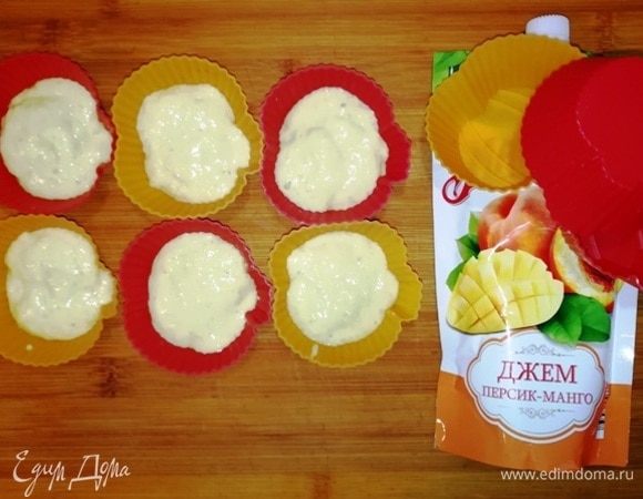 Выложите в силиконовые формы по 2 ч. л. теста. 
Обязательно! Смажьте формы маслом. Я этого не сделала и пришлось помучиться, вынимая кексы из форм.