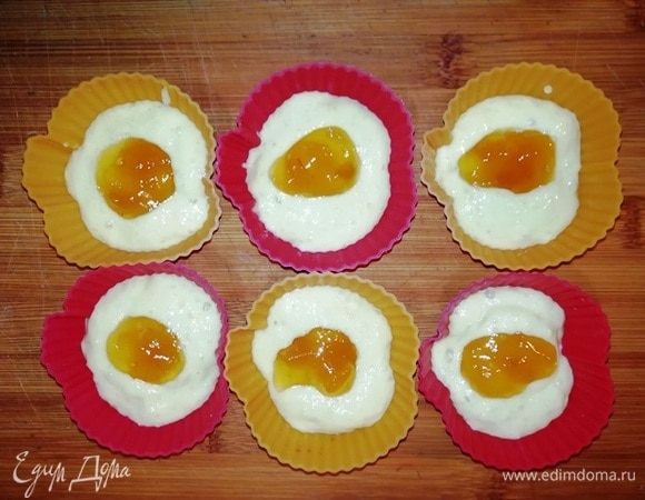 Добавьте по 0,5 ч. л. джема. У меня со вкусом манго-персик. 
Начинка может быть любая: шоколад, вареная сгущенка, заварной крем. Можно кексы и без начинки приготовить.