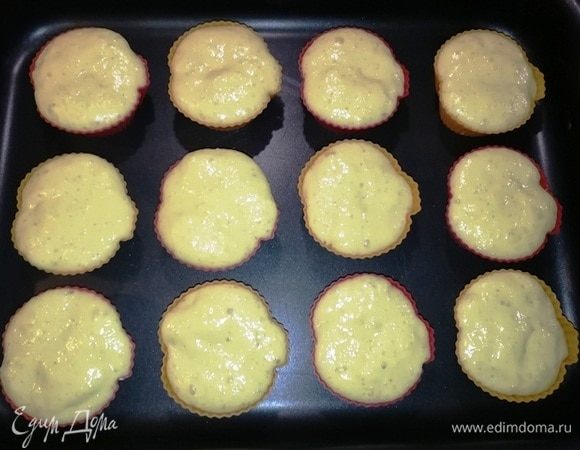 На джем выложите еще слой теста. Пока я заполняла формы, кексы успели подняться.