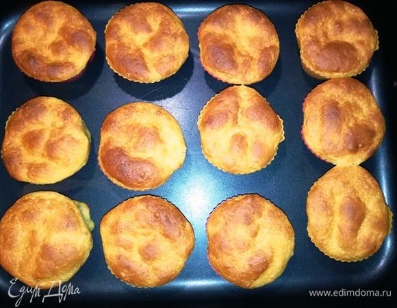 Выпекайте в духовке, разогретой до 180⁰С, примерно 20 минут. Кексы должны быть приятно румяными. Выньте из духовки, дайте кексам остыть и аккуратно выньте их из формочек.