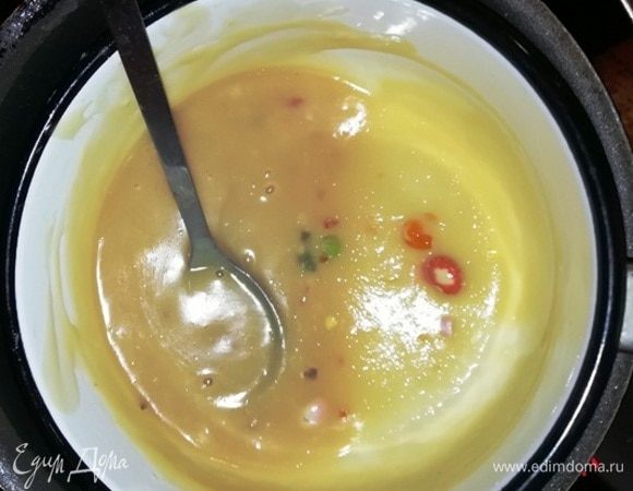 Для глазури я растопила на водяной бане половинку плитки белого шоколада с цукатами.