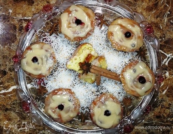 Переложите кексы на блюдо и украсьте по желанию. В центр кексов я положила ягодку смородины. Один кекс я разрезала, чтобы показать вам, какой он внутри.