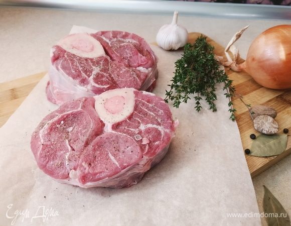 Разогреваем духовку до 170°С. Стейки из говяжьей голяшки солим и перчим, натираем мускатным орехом.