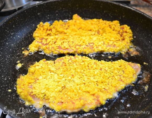 В тарелке взбить вилкой яйца, кукурузные хлопья измельчить.
Подготовленное филе обжариваем с 2-х сторон до золотистой корочки.
В это время отварить очищенную картошку.