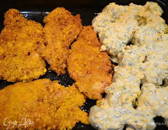 Обжаренные кусочки мяса выложить на противень, рядом — отваренную картошку. Картошку сверху полить соусом. 
Соус у нас получится из оставшихся яиц в тарелке, добавить наши измельченные хлопья, мелко нарезанный укроп, подлить сметану или сливки.
Ставим в духовку на 200°С, даем подрумяниться картошке, и блюдо готово.