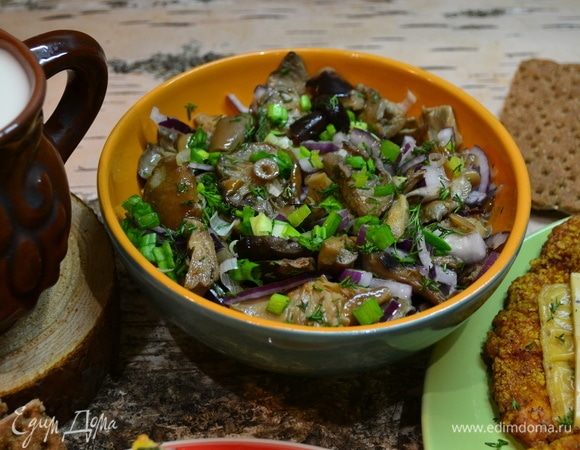 Я к шницелю с картошкой подала свои вкусные соленые грибы с луком, зеленью и ароматным подсолнечным маслом!