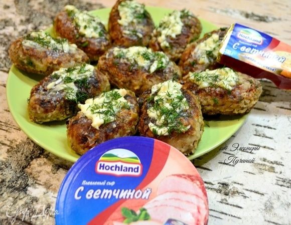 Сверху готовых котлет добавить любимого сыра и посыпать зеленью!