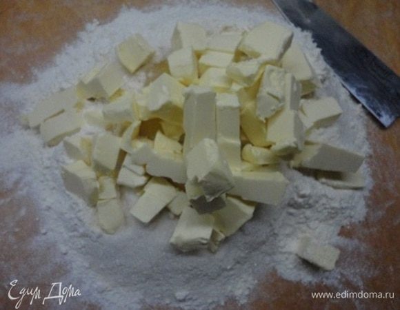 Сверху выкладываем нарезанное кусочками холодное (но не мерзлое) масло.