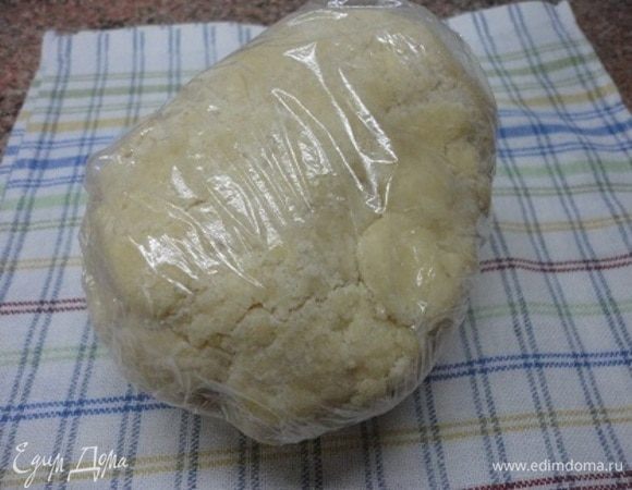 Собираем руками в тесто. Долго не месим. Только собираем в комок и оставляем в холодильнике на 1 час, а лучше на ночь.
