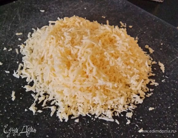 Натереть сыр на мелкой терке.