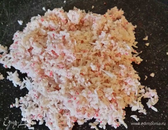 Натереть крабовые палочки на мелкой терке.