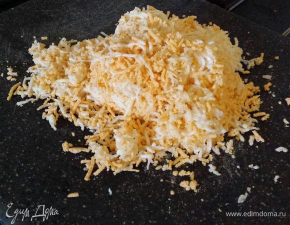 Натереть яйца на мелкой терке.