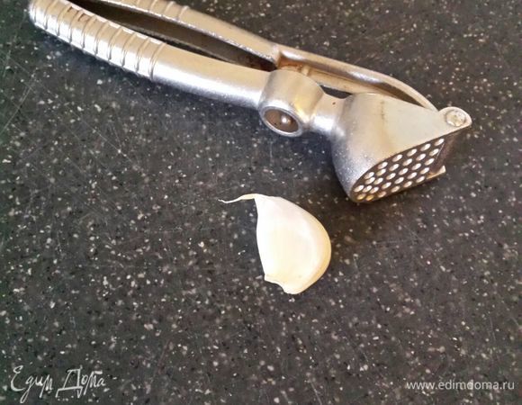 Выдавить чеснок и добавить к вышеупомянутым ингредиентам. В рецепте я использовала 2 зубчика, но это не принципиально, кто то любит поострее, кто то наоборот, поэтому чеснок кладем по вкусу.