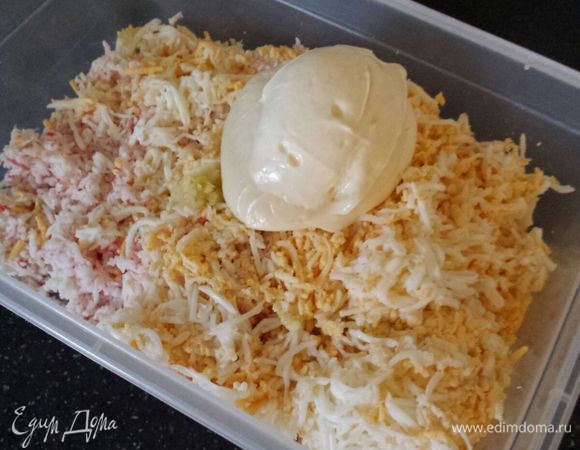 Смешать все ингредиенты, посолить (соль добавляйте осторожно, сыр и крабовые палочки уже соленые!!!), поперчить, заправить майонезом и тщательно перемешать.