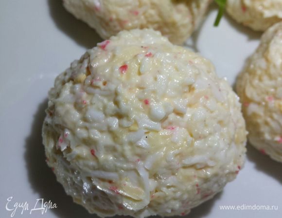 Перед лепкой каждого шарика обязательно обмакивайте ладони в воду, чтобы шарики получались ровными и чтобы смесь не липла к рукам. Размер на ваше усмотрение, можно налепить много шариков диаметром 2-3 см и красиво выложить на большом блюде;  можно подать салат в виде шарика индивидуально каждому, тогда сформируйте шарики побольше, например размером с тениссный мяч; украсить веточкой зелени. Приятного аппетита!