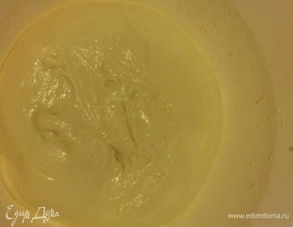 Месить миксером надо 15 минут, пока тесто не станет гладким. После замеса тесто будет все равно липким, но муки больше не добавляйте! Миску с тестом накрываем пленкой и ставим в теплое место 23–25°С на 1,5–2 часа.