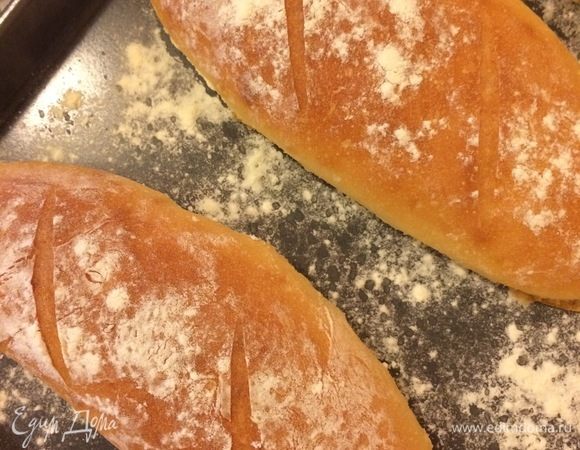 Выпекаем хлеб с паром 15 минут при 240°С, затем уменьшаем до 200°С и выпекаем еще 15 минут.
