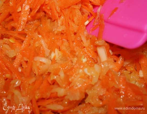 Лук и морковь натереть на крупной тетке, обжарить на растительном масле. 