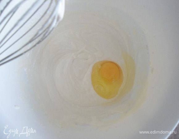 Добавить по 1 яйцу, каждый раз хорошо взбивая. 