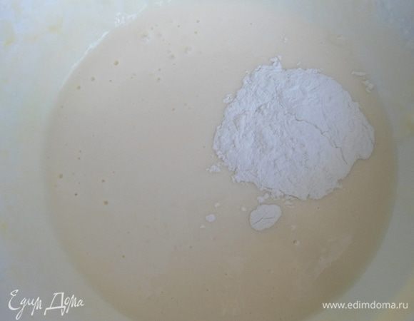 Ввести крахмал и хорошо перемешать. 