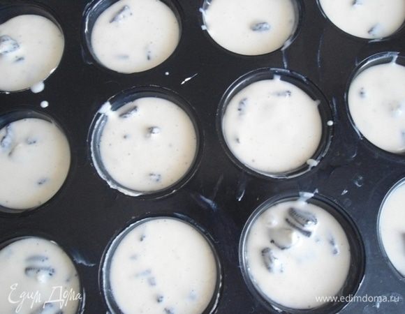 Залить приготовленной смесью до краев формочек и поставить в духовку на 20 минут. После выключения духовки оставить чизкейки там еще на 30 минут.