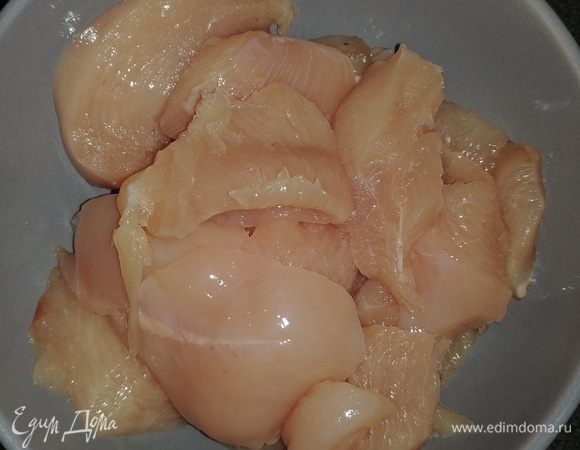 Куриное филе режем на кусочки.