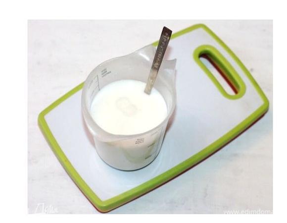 В отдельной посуде, смешиваем соду с кефиром и перемешиваем. 
