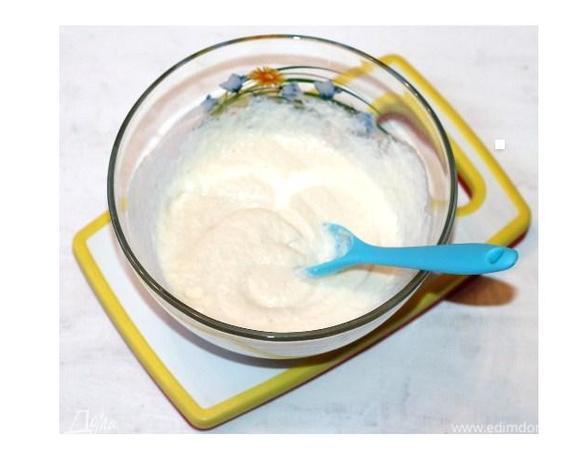 Выливаем кефир в миску с манной крупой, хорошо перемешиваем, чтобы не было комочков. Миску отставляем в сторону на полчаса не меньше.
