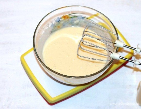 Добавляем яичную смесь к манке,  вымешиваем тесто. Тесто получается жидкое, как на блины, главное чтобы без комочков.
