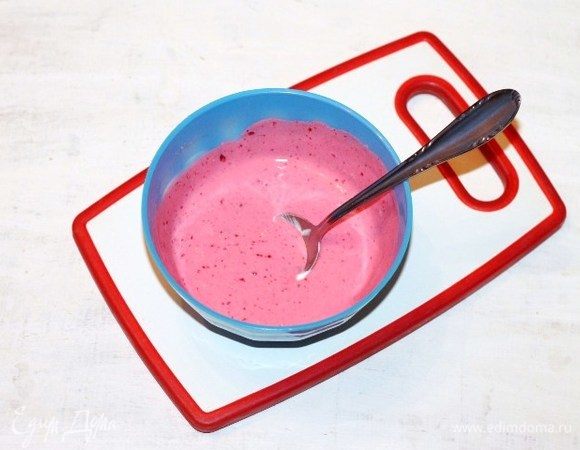 Приготовим пропитку для тортика. Взбиваем сметану с 2 ст. л. джема, можно по вкусу. Джем можно заменить на сахар. Я готовила 2 тортика, один с пропиткой сметана+сахар и второй —сметана+джем.