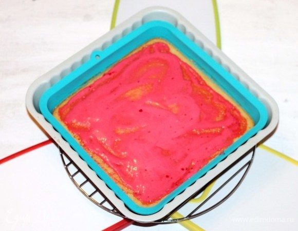 Смазываем верх у коржа, даем немного времени пропитаться. Если передержали корж в печи, можно проткнуть верх деревянной шпажкой (ф=2 мм), тупой частью. Как протыкаем тесто вилкой. 