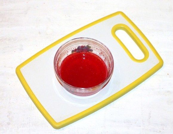 Приготовим желе. Желатин (у меня порошковый) заливаем 4 ст. ложками сока. Даем время желатину набухнуть. 
