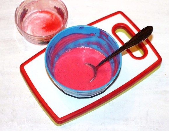 Затем желатиновую смесь нагреваем не доводя до кипения и выливаем в оставшуюся сметанную смесь (у меня осталось 130 г), перемешиваем.
