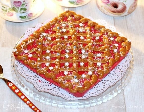 Заливаем корж желатиновой смесью и отправляем тортик в холодильник на 2-3 часа до застывания.
