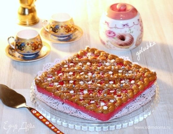 Затем застывший тортик достаем из формочки и кладем на сервировочное блюдо. 
