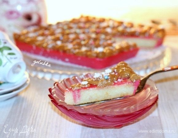 Тортик в разрезе. На срезе видна белая пропитка, это сметана с сахаром. 
