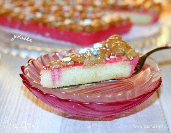 Получился очень вкусный в меру сладкий, пропитанный тортик. Приятного чаепития!

