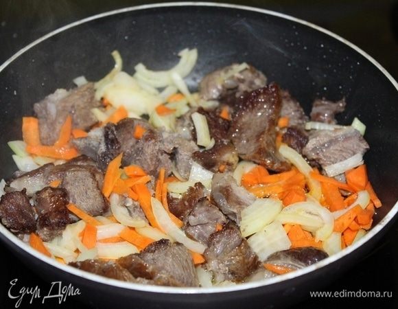 Баранину нарезать на кусочки и обжарить на сковороде, лук и морковь измельчить и обжарить вместе с бараниной.