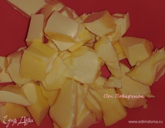 Режем размягченное сливочное масло на мелкие кусочки.