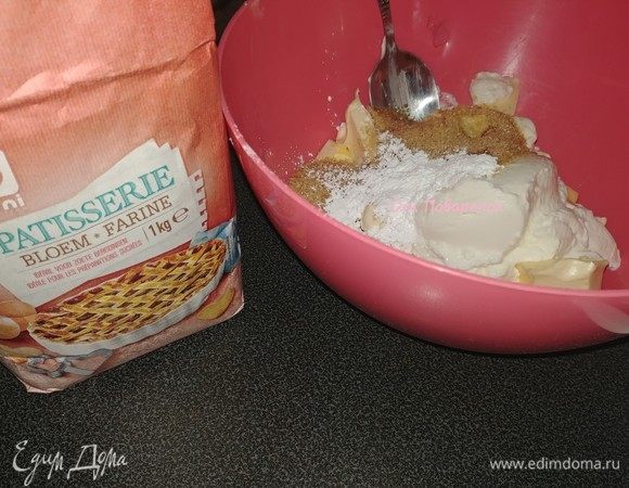 И добавляем муку.