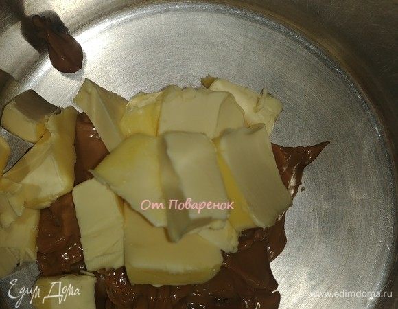 Делаем крем: смешиваем миксером размягченное сливочное масло и вареную сгущенку.