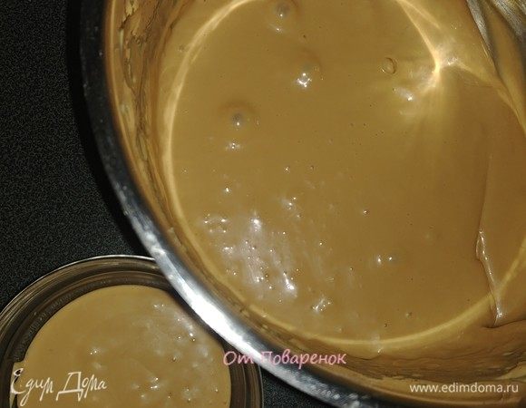 Отложить 3-5 чайных ложки крема в отдельную тарелочку, он нам понадобится позже для украшения торта.