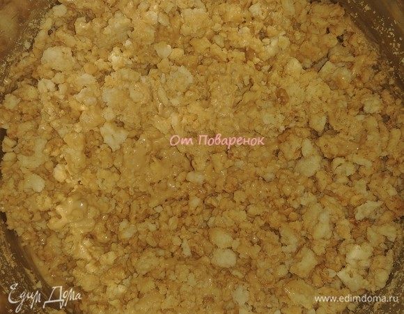 Испеченное тесто остудить, поломать на мелкие кусочки, добавить к крему и тщательно перемешать.